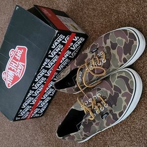 Mens 9.5 women's 11 camouflage vans